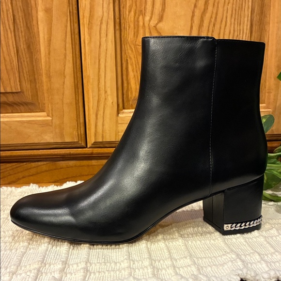New Size 10 Michael Kors Sabrina Black Leather Ankle Booties Silver Trim (ABBA) - Picture 5 of 15